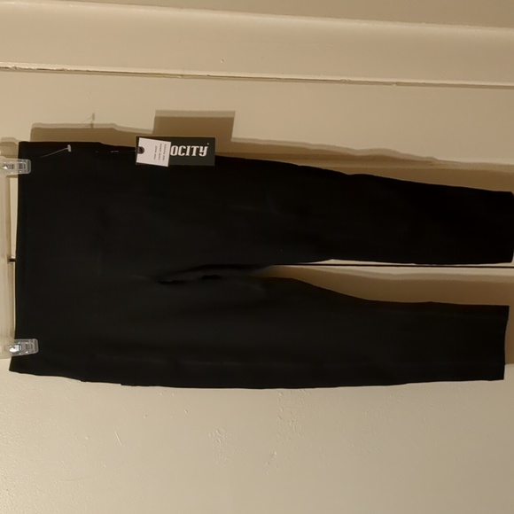 Velocity Pants - Velocity High waist Capri length w/ pockets Women's sz medium New